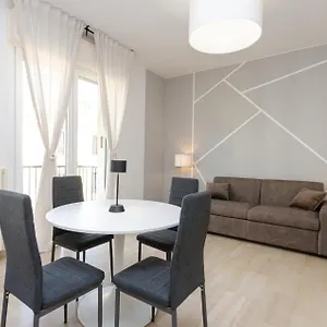 https://lussuoso-appartamento-fronte-navigli.italymilanhotels.net